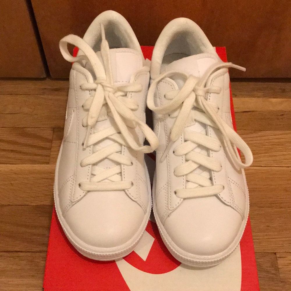 Brand New Nike White Tennis Classics